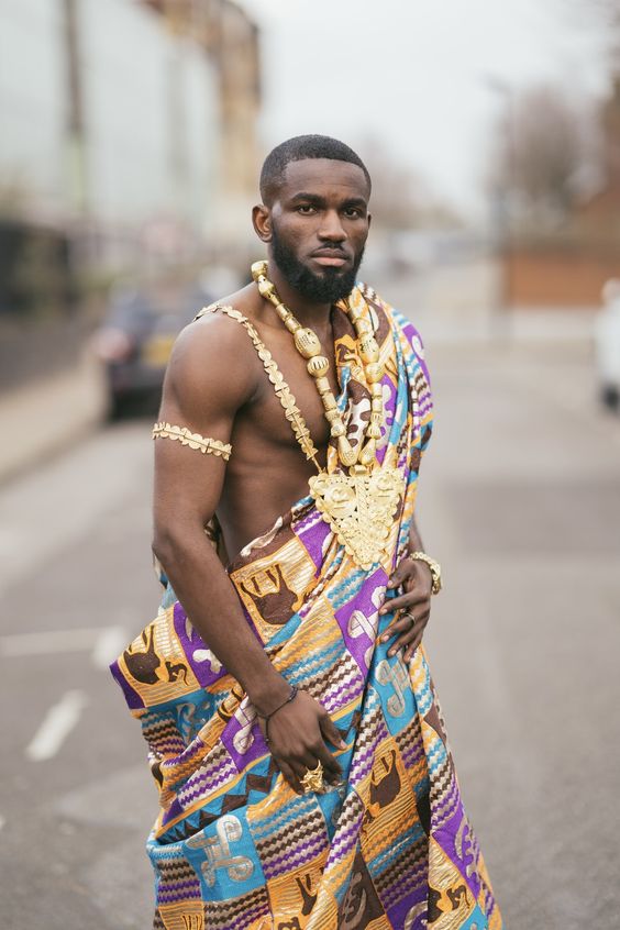 A groom rocking the royal Kente cloth for his traditional wedding. Image Source: Pinterest 