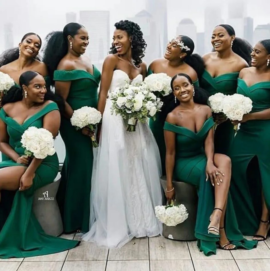 Emerald green is one of the best color combinations for bridesmaids.
