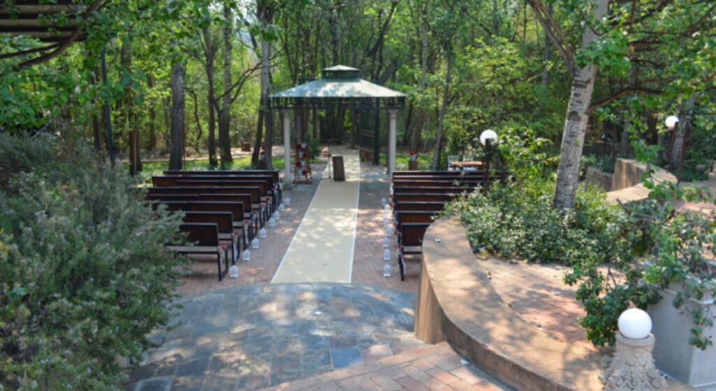 Waterfall Cove River Edge is an all-in-one, one-function-only venue. Image Source: SA Weddings