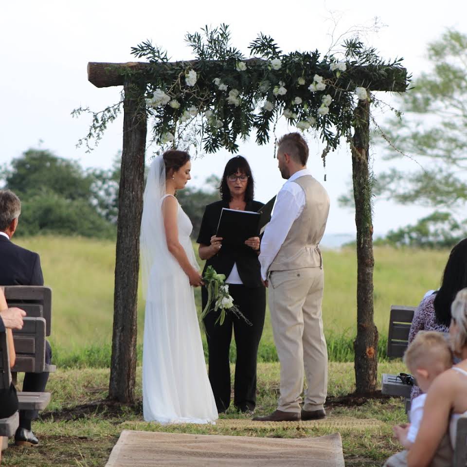 A female marriage officer officiating a marriage ceremony in South Africa. Image by Fiona Bowden of Nifty Nuptials Marriage Officer