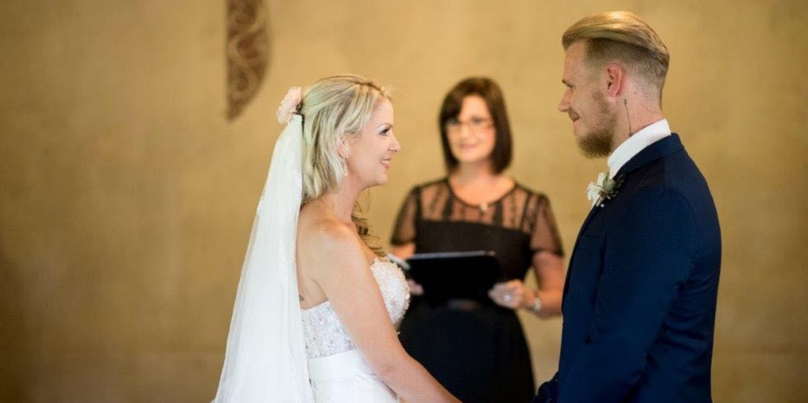 A female marriage officer officiating a marriage ceremony in South Africa. Image by Fiona Bowden of Nifty Nuptials Marriage Officer