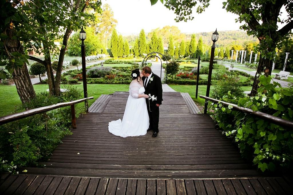 A wedding couple on the Renaissance deck at the Valverde Country Hotel. Image Source: TripAdvisor