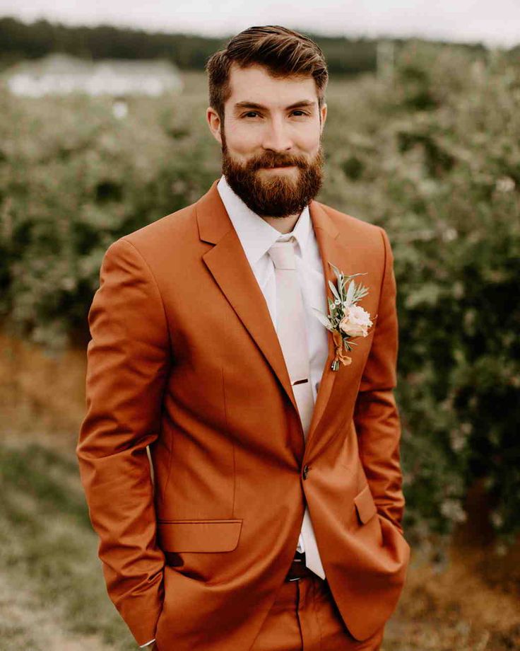 The groom at this outdoor Oregon wedding ceremony | Image by Dawn Charles