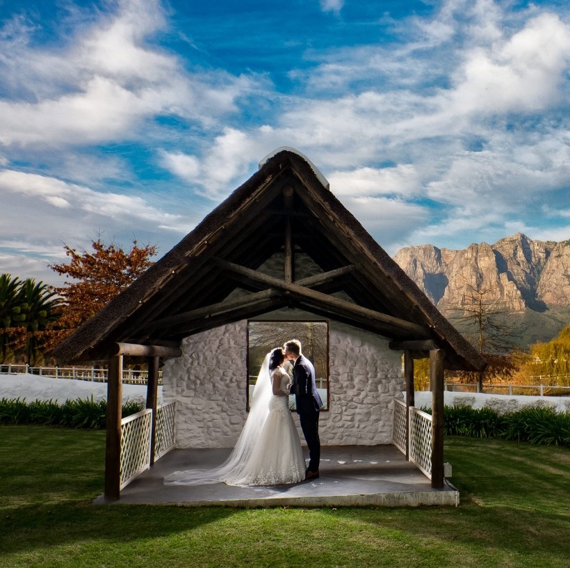 Breathtaking backdrop, a beautiful couple in love, and a creative photographer. Image Source: Insatgram/Greg Lumley