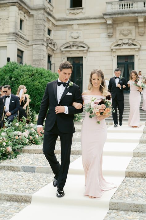 Bridesmaid and groomsmen arrive for the ceremony in Villa Erba, Lake Como. Image: bottega53.com