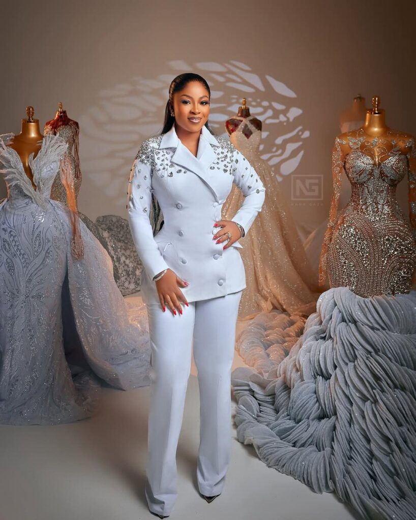 Sima Brew is a multiple award-winning Ghanaian fashion designer and owner of a fashion label, Sima Brew. She has over a decade of experience in the Ghanaian fashion scene.
Image Source: Instagram/shes_simabrew