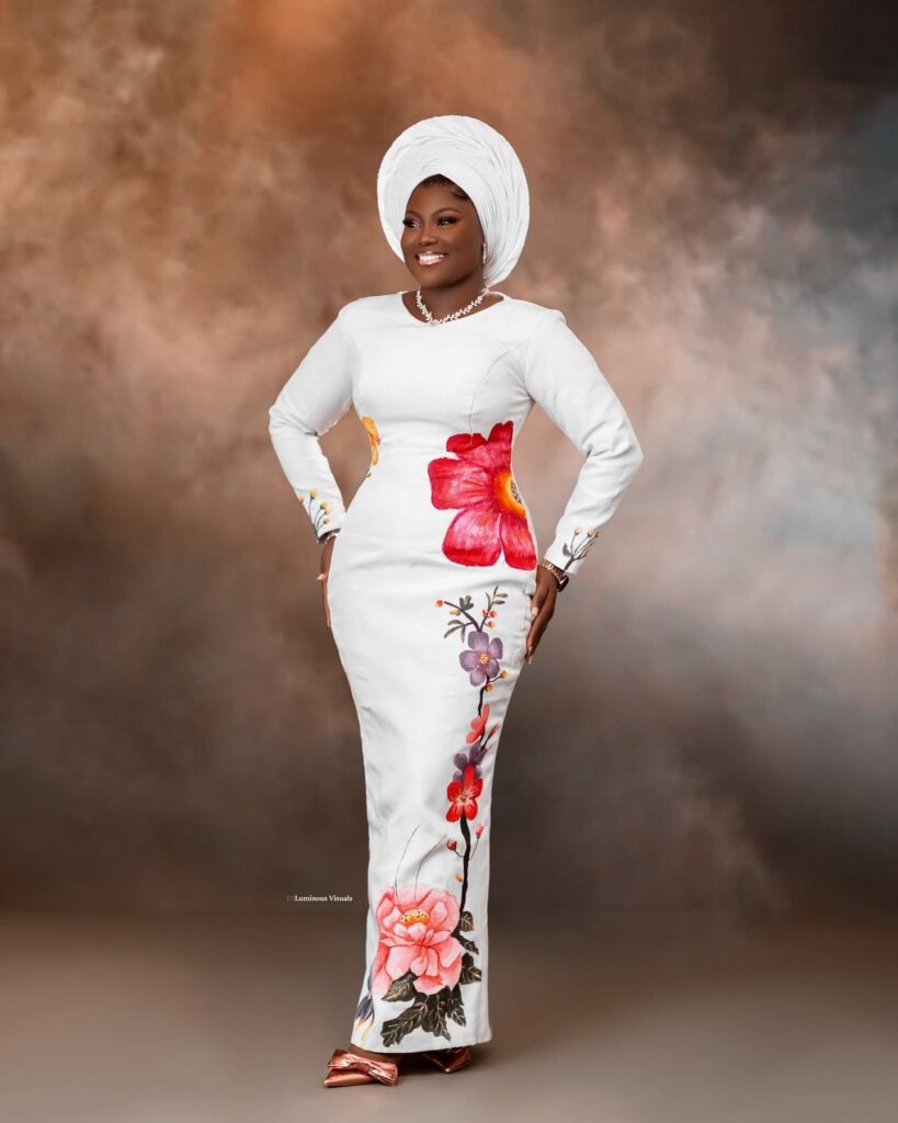 Image of the brain behind the popular wedding compere, Alaga Toh Bam. She is one of the best in Nigeria and can perform the roles of Iduro/Ijokos in traditional weddings. Image Source: Instagram/@alaga_toh_bam